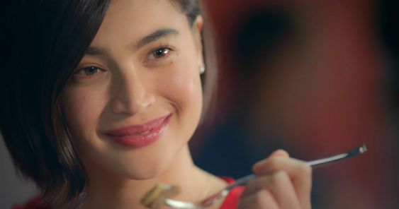 anne_curtis_finds_the_one_in_jollibee_2_563.jpg