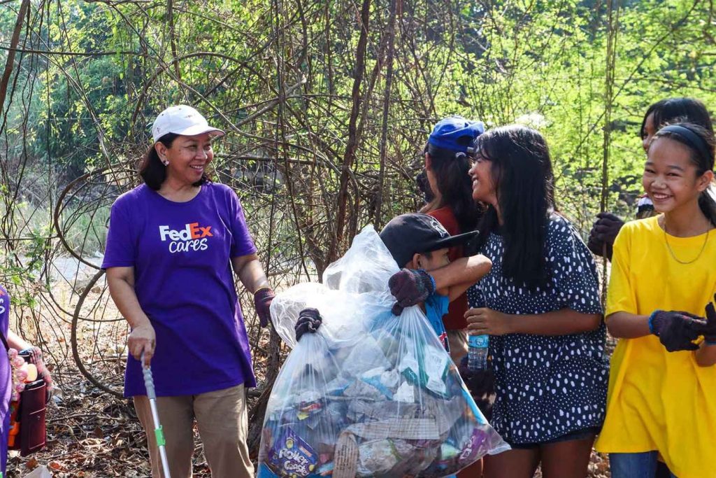 FedEx volunteers clean up Zambales beach in collaboration insert